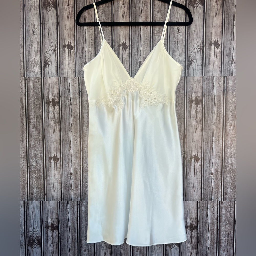 Expressions Elegant Cream Satin Nightgown‎ Size M